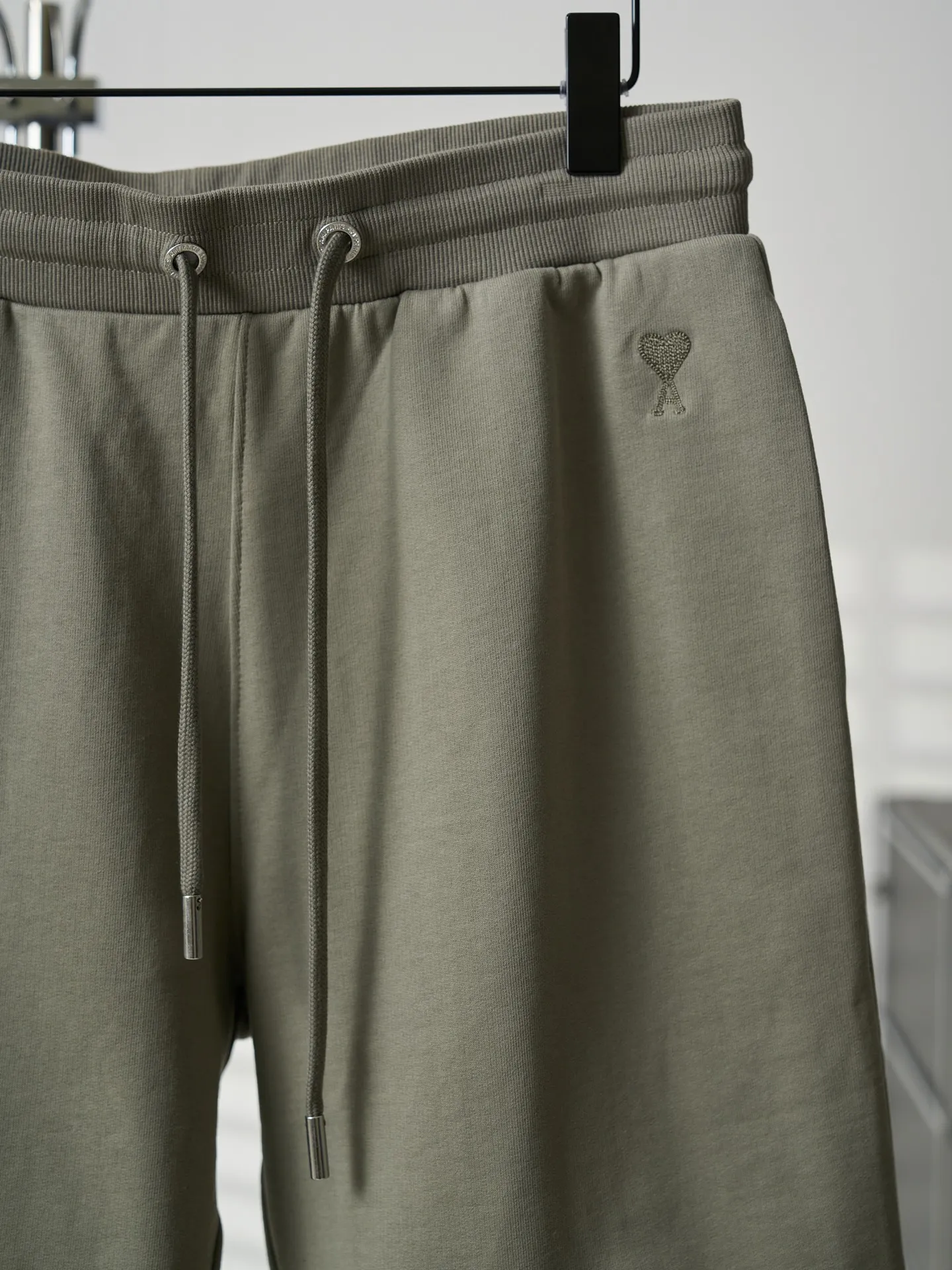 [Real auction] Ami/Ami love heart embroidered shorts [In Stock] S M L Love embroidery work with high precision, smooth and delicate lines, fermentation washing and softening, using the fermentation effect produced by mixing yeast, water and mild detergent to gently treat the fabric, improving the overall softness and loose fit.